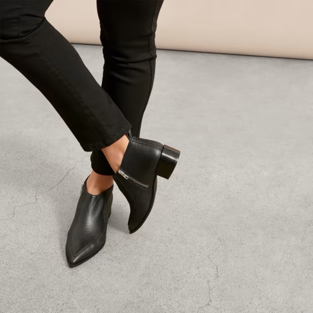 NWT Everlane The Boss Bootie. Size 7. Black pebbled leather.